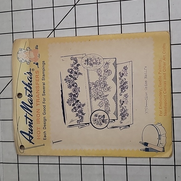 Aunt Martha's Hot Iron Transfers - Charming Designs Linens, 3755 Blue Onion Moti - Picture 1 of 3